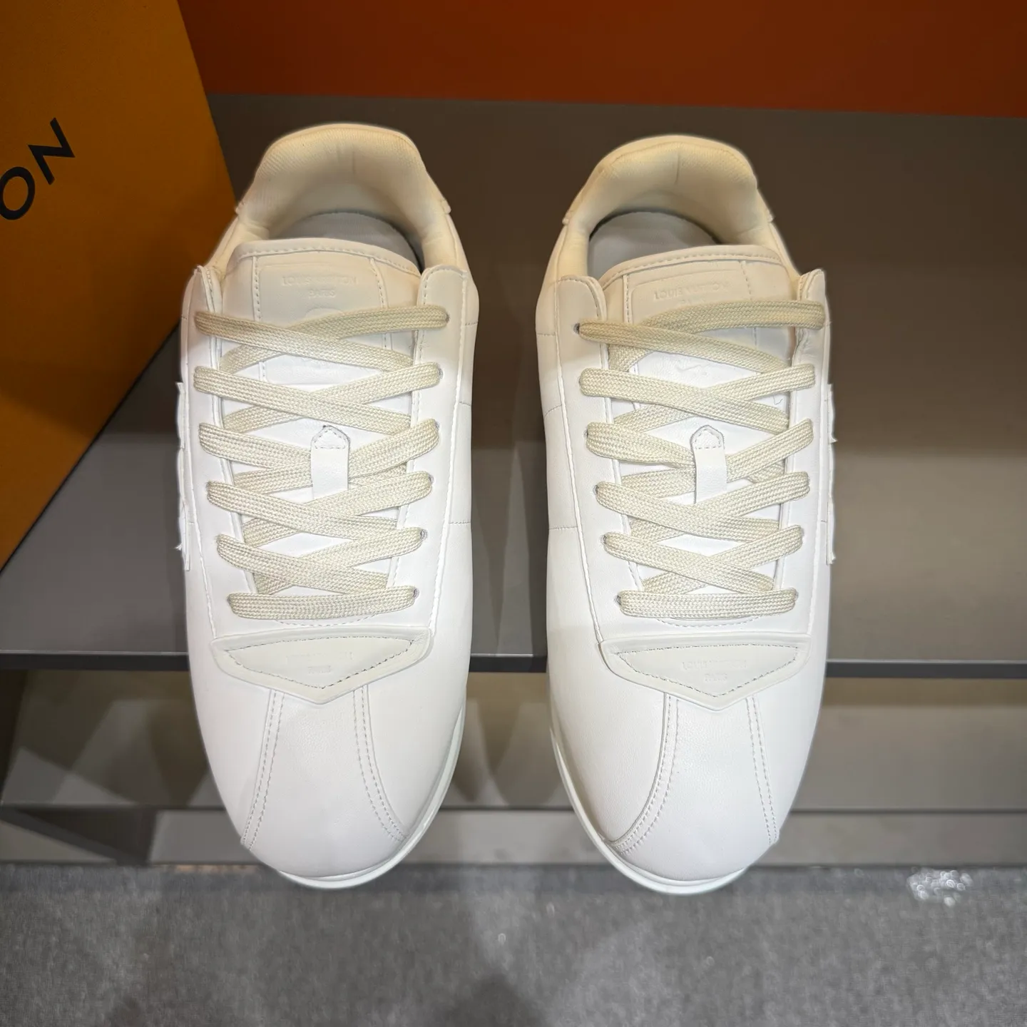 P540 Size 38-45 LV 🫏The colorful interpretation of BUTTERSOFT sneakers combines sheepskin, The colorful interpretation of LV BUTTERSOFT sneakers combines sheepskin and calfskin, bringing a super soft feel. Designed by Pharrell Williams, this '60s-inspired shoe features a padded upper that's been crafted by Louis Vuitton craftsmen to further enhance the comfort of the leather. In addition to the LV initials, it features multiple signatures, including natural leather trim and an embossed pattern of Pharrell Williams and lobster on the side, referencing the Fall/Winter 2025 men’s show. A must-have artifact for fashionistas✅